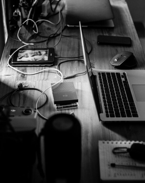 How to Organize Cables and Chargers Neatly: Simple Tips for Tidy Spaces